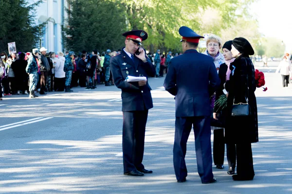 Petropavlovsk, Kazakistan - 9 Mayıs 2016: 9 Mayıs 2016 Petropavlovsk, Kazakistan'daki zafer günü. Ölü savaş anısına. Üyeler mutlu.