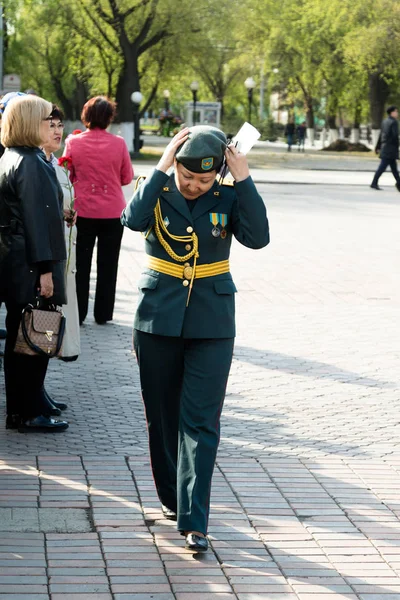 Petropavlovsk 7 Mayıs 2016: Resmi tatil. Defender'ı vatan günün Kazakistan'da 7 Mayıs kutladı. Asker ve askeri. Toplu kutlamalar insanlar.