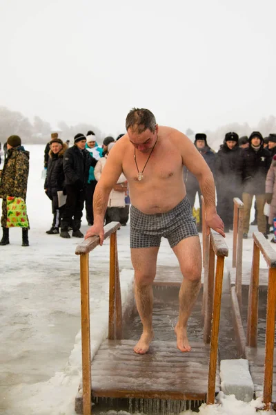 Petropavlovsk, Kazakistan - 19 Ocak 2018: vaftiz. Kışın buz delik insanlar yüzmek.