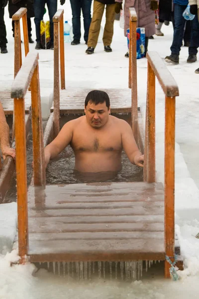 Petropavlovsk, Kazakistan - 19 Ocak 2018: vaftiz. Kışın buz delik insanlar yüzmek.