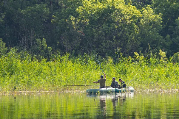 Petropavlovsk, Kazakistan - 28 Temmuz 2018: İnsanlar göl kenarında lastik gemilerde balıkçılar, balık. Lake Pestroe, Petropavlovsk, Kazakistan.