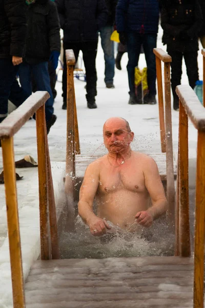 Petropavlovsk, Kazakistan - 19 Ocak 2018: vaftiz. Kışın buz delik insanlar yüzmek.