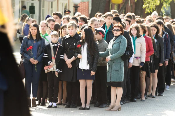 Petropavlovsk 7 Mayıs 2016: Resmi tatil. Defender'ı vatan günün Kazakistan'da 7 Mayıs kutladı. Asker ve askeri. Toplu kutlamalar insanlar.