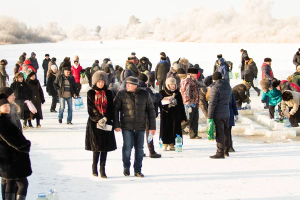 Petropavlovsk, Kazakistan - 19 Ocak 2018: vaftiz. Kışın buz delik insanlar yüzmek.