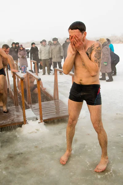 Petropavlovsk, Kazakistan - 19 Ocak 2018: vaftiz. Kışın buz delik insanlar yüzmek.