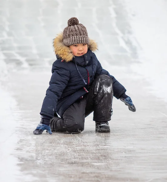 Petropavlovsk, Kazakistan - 13 Ocak 2019: Çocuk buzlu bir tepede binmek. Yetişkinler ve çocuklar parkta birlikte sakin ol.