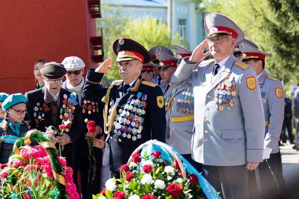 Petropavlovsk, Kazakistan - 9 Mayıs 2016: 9 Mayıs 2016 Petropavlovsk, Kazakistan'daki zafer günü. Ölü savaş anısına. Üyeler mutlu.