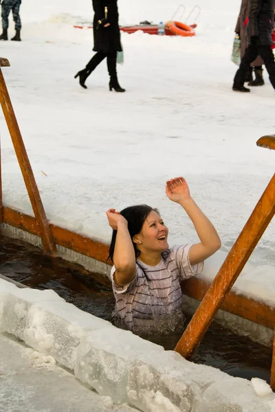 ペトロパブロフスク カザフスタン 2018 は冬の氷の穴で泳ぐ — ストック写真