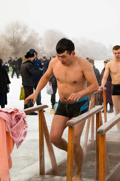 Petropavlovsk, Kazakistan - 19 Ocak 2018: vaftiz. Kışın buz delik insanlar yüzmek.