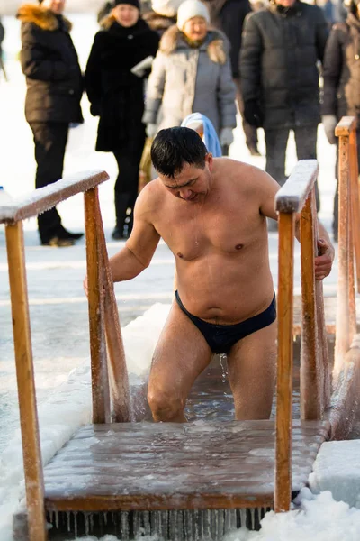 Petropavlovsk, Kazakistan - 19 Ocak 2018: vaftiz. Kışın buz delik insanlar yüzmek.