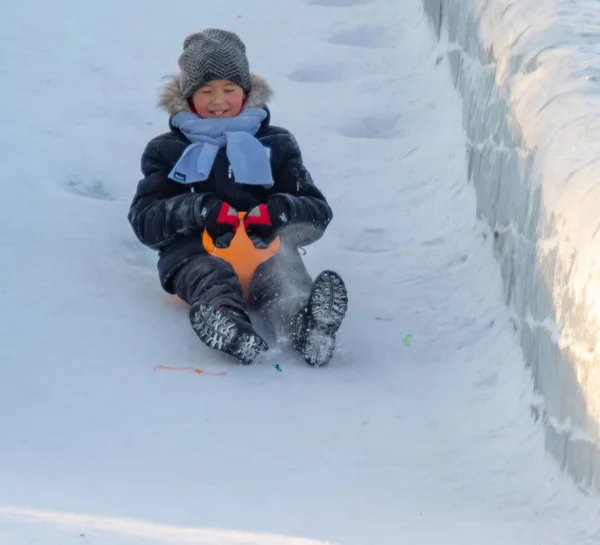 Petropavlovsk Kazachstan Januari 2019 Kinderen Rijden Een Ijzige Heuvel Volwassenen — Stockfoto