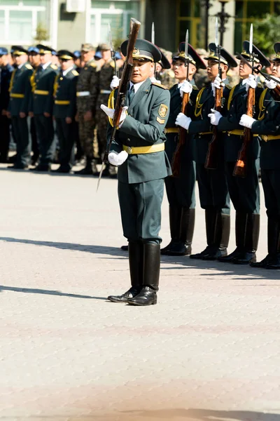 Petropavlovsk 7 Mayıs 2016: Resmi tatil. Defender'ı vatan günün Kazakistan'da 7 Mayıs kutladı. Asker ve askeri. Toplu kutlamalar insanlar.