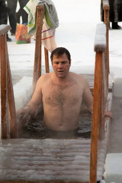 Petropavlovsk, Kazakistan - 19 Ocak 2018: vaftiz. Kışın buz delik insanlar yüzmek.