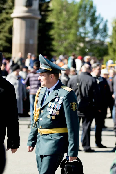 Petropavlovsk, Kazakistan - 9 Mayıs 2016: 9 Mayıs 2016 Petropavlovsk, Kazakistan'daki zafer günü. Ölü savaş anısına. Üyeler mutlu.
