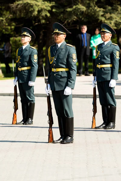Petropavlovsk 7 Mayıs 2016: Resmi tatil. Defender'ı vatan günün Kazakistan'da 7 Mayıs kutladı. Asker ve askeri. Toplu kutlamalar insanlar.