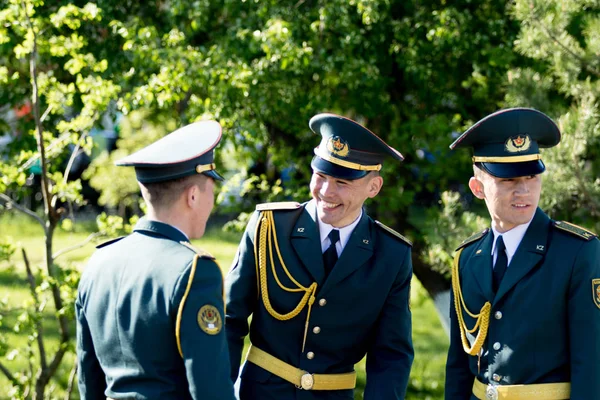 Petropavlovsk, Kazakistan - 9 Mayıs 2016: 9 Mayıs 2016 Petropavlovsk, Kazakistan'daki zafer günü. Ölü savaş anısına. Üyeler mutlu.