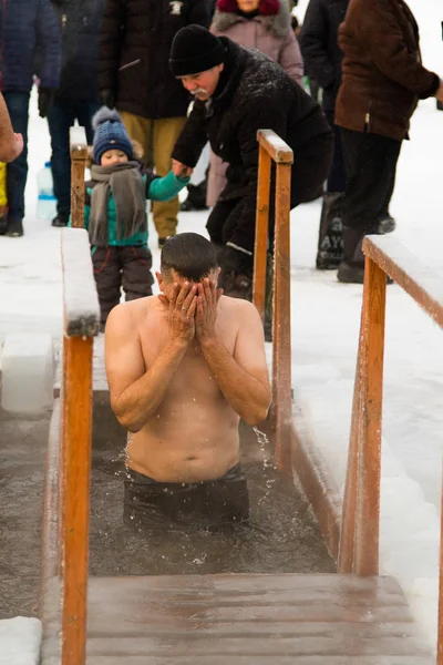 Petropavlovsk, Kazakistan - 19 Ocak 2018: vaftiz. Kışın buz delik insanlar yüzmek.