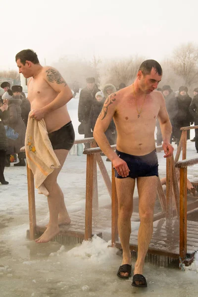 Petropavlovsk Kazakistan Ocak 2018 Vaftiz Kışın Buz Delik Insanlar Yüzmek — Stok fotoğraf