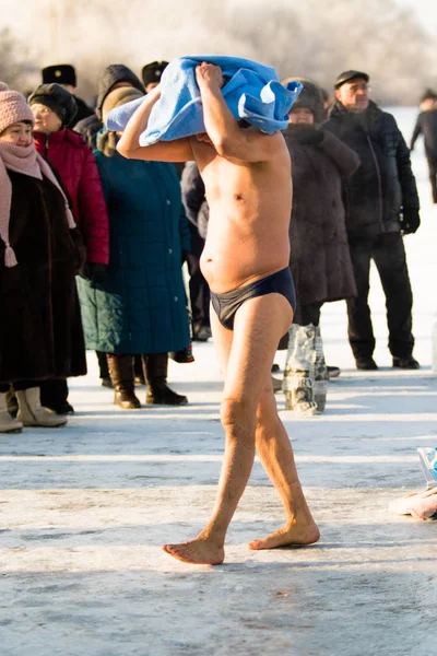 Petropavlovsk, Kazakistan - 19 Ocak 2018: vaftiz. Kışın buz delik insanlar yüzmek.