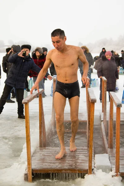 Petropavlovsk, Kazakistan - 19 Ocak 2018: vaftiz. Kışın buz delik insanlar yüzmek.