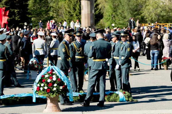 Petropavlovsk, Kazakistan - 9 Mayıs 2016: 9 Mayıs 2016 Petropavlovsk, Kazakistan'daki zafer günü. Ölü savaş anısına. Üyeler mutlu.