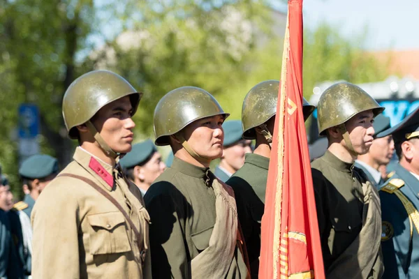 Petropavlovsk, Kazakistan - 9 Mayıs 2016: 9 Mayıs 2016 Petropavlovsk, Kazakistan'daki zafer günü. Ölü savaş anısına. Üyeler mutlu.