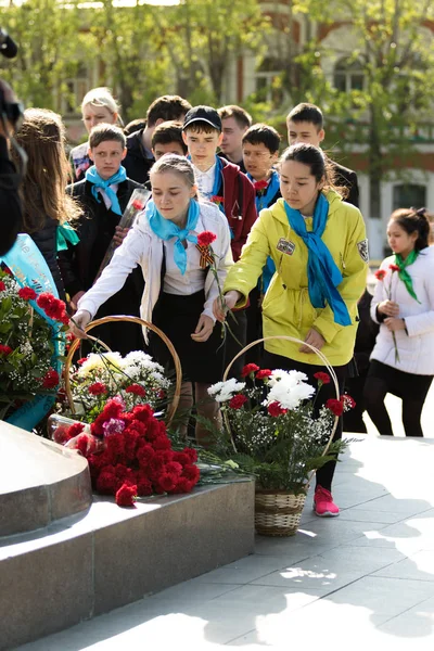 Petropavlovsk 7 Mayıs 2016: Resmi tatil. Defender'ı vatan günün Kazakistan'da 7 Mayıs kutladı. Asker ve askeri. Toplu kutlamalar insanlar.