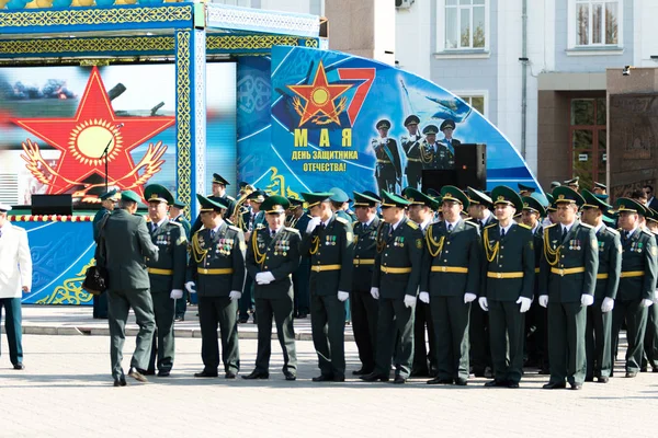 Petropavlovsk 7 Mayıs 2016: Resmi tatil. Defender'ı vatan günün Kazakistan'da 7 Mayıs kutladı. Asker ve askeri. Toplu kutlamalar insanlar.