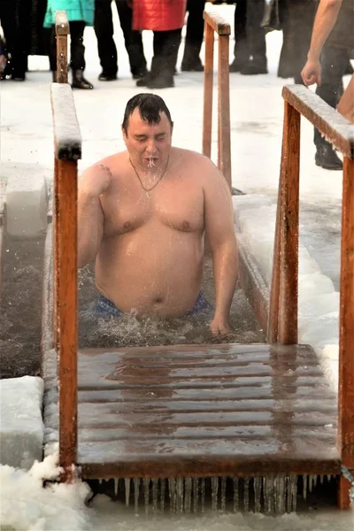 Petropavlovsk, Kazakistan - 19 Ocak 2018: vaftiz. Kışın buz delik insanlar yüzmek.