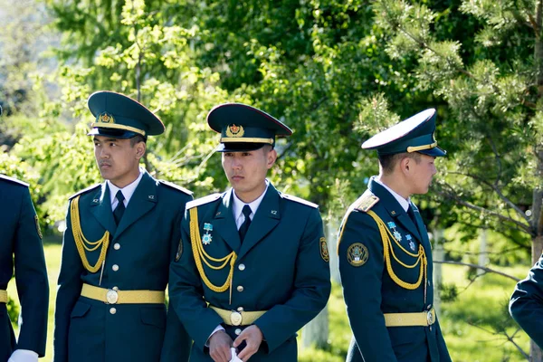 Petropavlovsk, Kazakistan - 9 Mayıs 2016: 9 Mayıs 2016 Petropavlovsk, Kazakistan'daki zafer günü. Ölü savaş anısına. Üyeler mutlu.