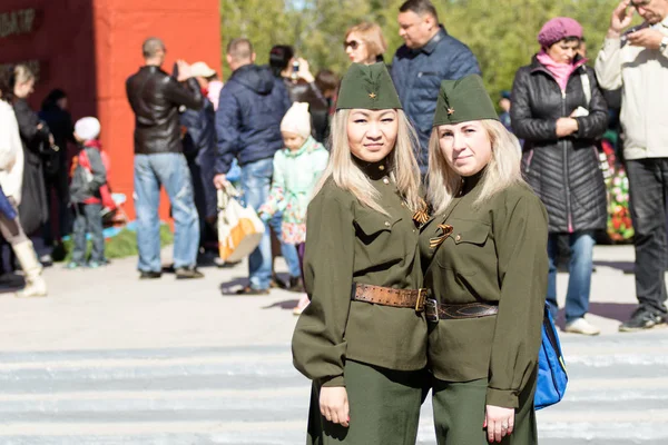 Petropavlovsk, Kazakistan - 9 Mayıs 2016: 9 Mayıs 2016 Petropavlovsk, Kazakistan'daki zafer günü. Ölü savaş anısına. Üyeler mutlu.