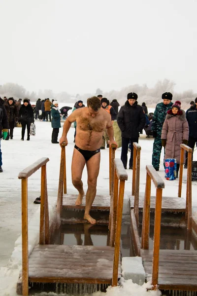Petropavlovsk, Kazakistan - 19 Ocak 2018: vaftiz. Kışın buz delik insanlar yüzmek.