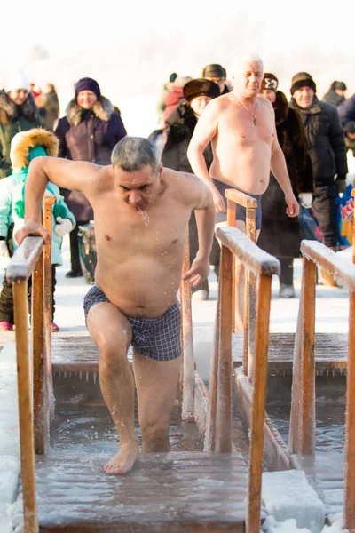 Petropavlovsk, Kazakistan - 19 Ocak 2018: vaftiz. Kışın buz delik insanlar yüzmek.