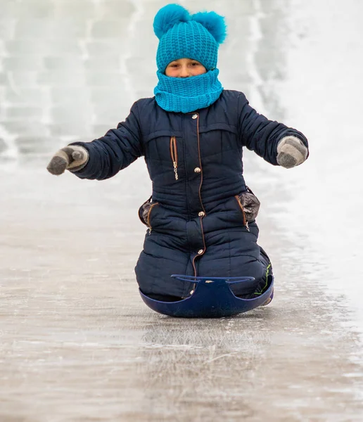 Petropavlovsk Kasachstan Januar 2019 Kinder Fahren Auf Einem Vereisten Hügel — Stockfoto