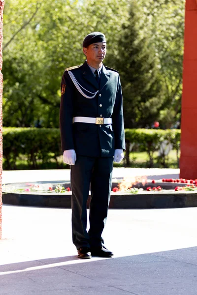 Petropavlovsk, Kazakistan - 9 Mayıs 2016: 9 Mayıs 2016 Petropavlovsk, Kazakistan'daki zafer günü. Ölü savaş anısına. Üyeler mutlu.