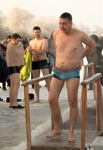 Petropavlovsk, Kazakistan - 19 Ocak 2018: vaftiz. Kışın buz delik insanlar yüzmek.