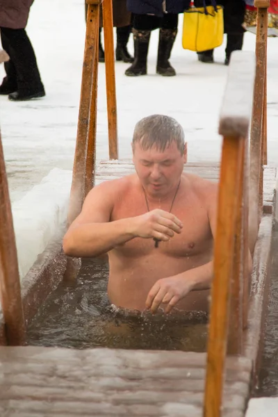 Petropavlovsk, Kazakistan - 19 Ocak 2018: vaftiz. Kışın buz delik insanlar yüzmek.