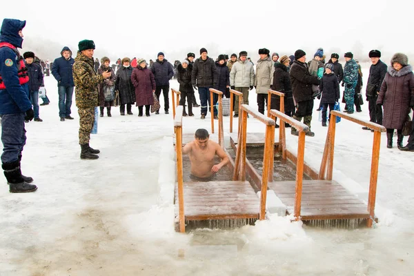 Petropavlovsk, Kazakistan - 19 Ocak 2018: vaftiz. Kışın buz delik insanlar yüzmek.