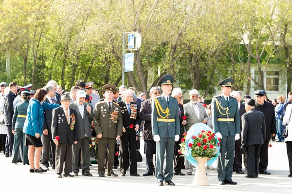 Petropavlovsk 7 Mayıs 2016: Resmi tatil. Defender'ı vatan günün Kazakistan'da 7 Mayıs kutladı. Asker ve askeri. Toplu kutlamalar insanlar.