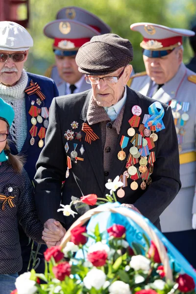 Petropavlovsk, Kazakistan - 9 Mayıs 2016: 9 Mayıs 2016 Petropavlovsk, Kazakistan'daki zafer günü. Ölü savaş anısına. Üyeler mutlu.