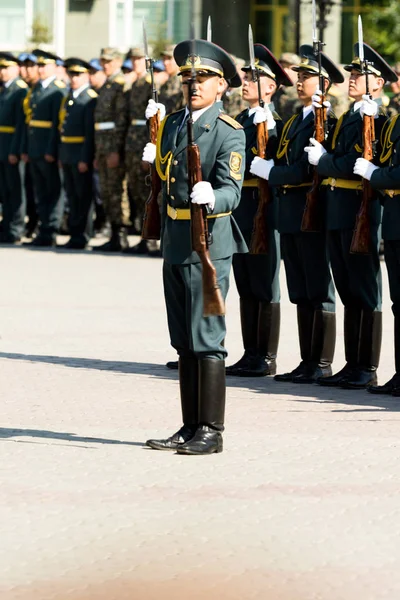 Petropavlovsk 7 Mayıs 2016: Resmi tatil. Defender'ı vatan günün Kazakistan'da 7 Mayıs kutladı. Asker ve askeri. Toplu kutlamalar insanlar.