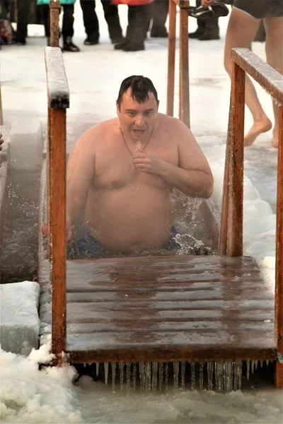 Petropavlovsk, Kazakistan - 19 Ocak 2018: vaftiz. Kışın buz delik insanlar yüzmek.