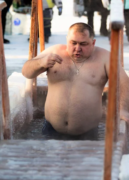 Petropavlovsk, Kazakistan - 19 Ocak 2018: vaftiz. Kışın buz delik insanlar yüzmek.