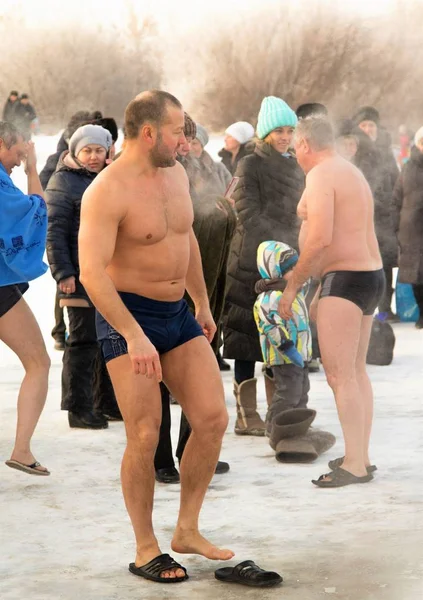 Petropavlovsk, Kazakistan - 19 Ocak 2018: vaftiz. Kışın buz delik insanlar yüzmek.