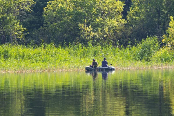 Petropavlovsk, Kazakistan - 28 Temmuz 2018: İnsanlar göl kenarında lastik gemilerde balıkçılar, balık. Lake Pestroe, Petropavlovsk, Kazakistan.