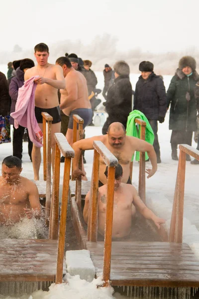 Петропавловск Казахстан Январь Января 2018 Года Крещение Зимой Люди Плавают — стоковое фото