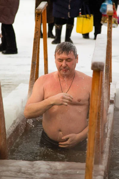 Petropavlovsk, Kazakistan - 19 Ocak 2018: vaftiz. Kışın buz delik insanlar yüzmek.