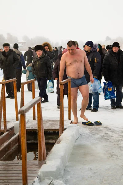 Petropavlovsk, Kazakistan - 19 Ocak 2018: vaftiz. Kışın buz delik insanlar yüzmek.