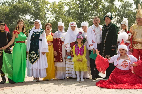 Petropavlovsk, Kazakistan - 28 Temmuz 2016: Festival, 80 yıl Kuzey Kazakistan bölgesi. Kitle kutlama etnik halk, geleneksel kostümleri insanlar sokaklarda Petropavlovsk kutlamak..