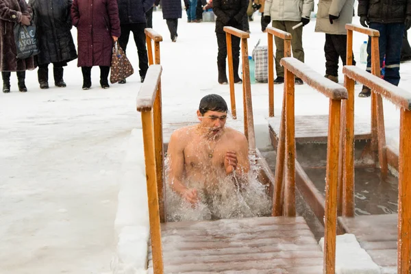 Petropavlovsk, Kazakistan - 19 Ocak 2018: vaftiz. Kışın buz delik insanlar yüzmek.